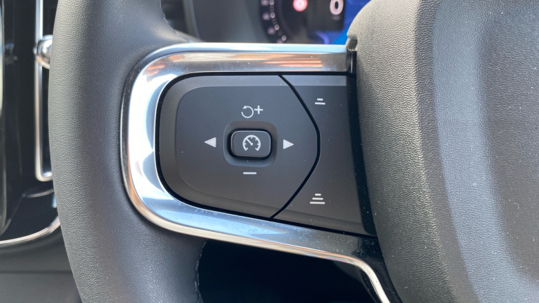 Volvo XC40 2.0 B3P Plus Dark 5dr Auto Petrol Estate